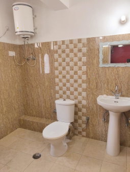 Hotel Amit - 5 Mins Drive to Airport, Shamshi, India