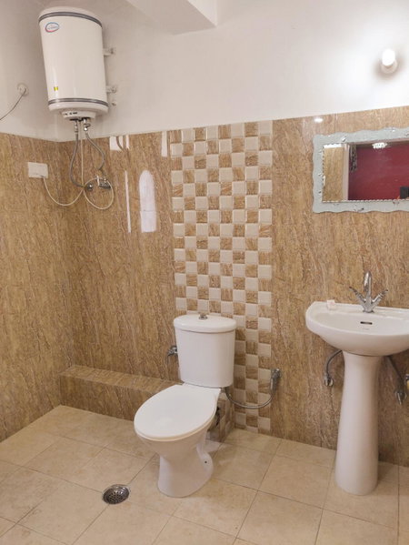 Hotel Amit - 5 Mins Drive to Airport, Shamshi, India