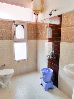 Hotel Amit - 5 Mins Drive to Airport, Shamshi, India