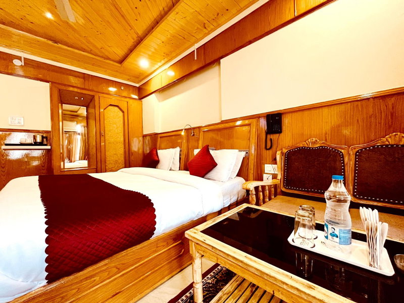 Hotel Amit - 5 Mins Drive to Airport, Shamshi, India
