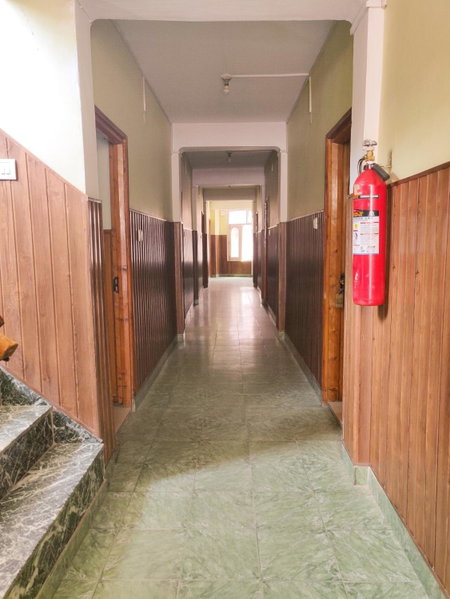 Hotel Amit - 5 Mins Drive to Airport, Shamshi, India
