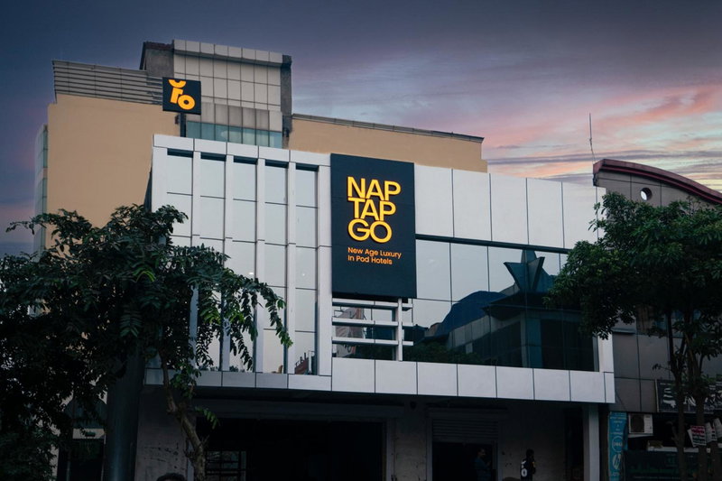 NapTapGo - Japanese Premium POD Hotel - Walk to Noida Electronic City Metro! Wifi, Lounge, Noida, India