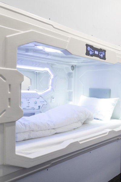 NapTapGo - Japanese Premium POD Hotel - Walk to Noida Electronic City Metro! Wifi, Lounge, Noida, India