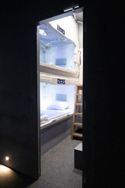 NapTapGo - Japanese Premium POD Hotel - Walk to Noida Electronic City Metro! Wifi, Lounge, Noida, India