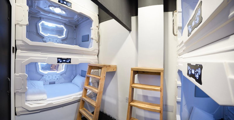 NapTapGo - Japanese Premium POD Hotel - Walk to Noida Electronic City Metro! Wifi, Lounge, Noida, India