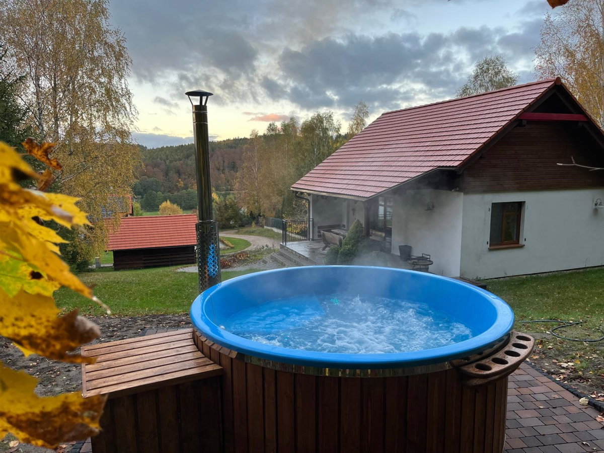 Hotel · Malinowe Wzgórze domki 60 m2 z balią na wyłączność, Krzeszna