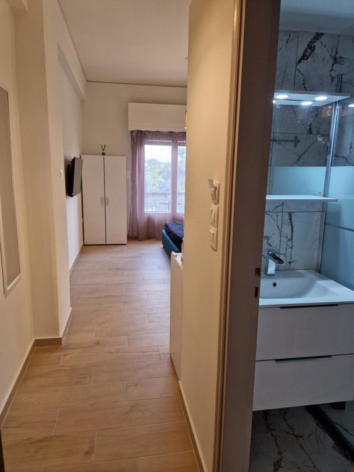 Hotel · Above Apartments near the Airport, Artemida