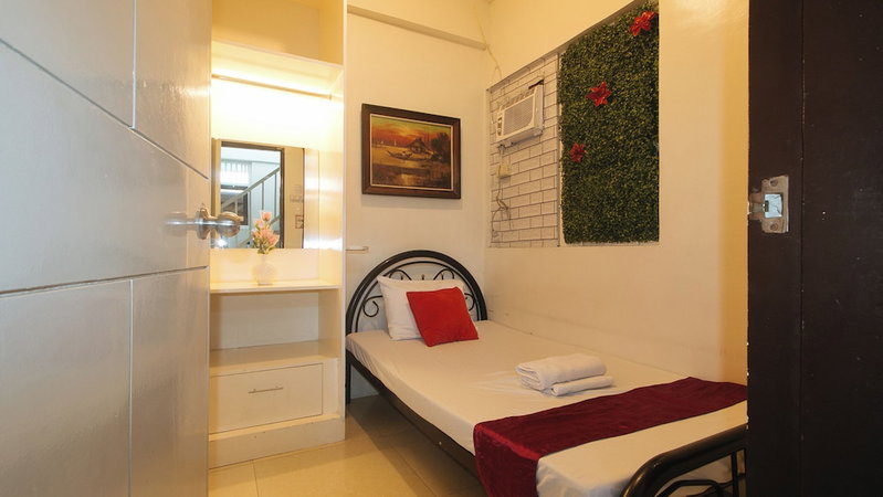 Nearest Hostel Pasay City By Reddoorz, Pasay, Philippines