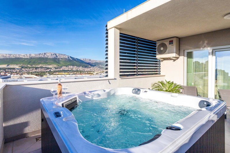 Luxury penthouse Papic with jacuzzi & the view, Split, Croatia