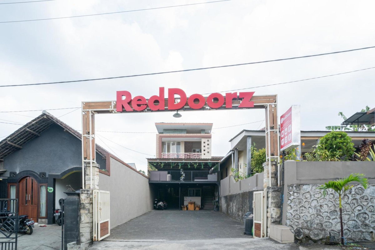 Hotel · RedDoorz At Villa Akbar 3, Batu