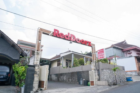 RedDoorz At Villa Akbar 3, Batu, Indonesia