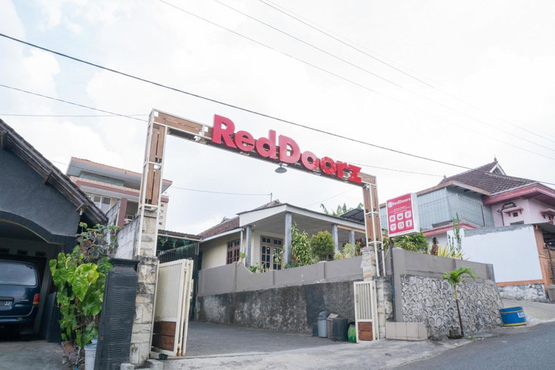 RedDoorz At Villa Akbar 3, Batu, Indonesia