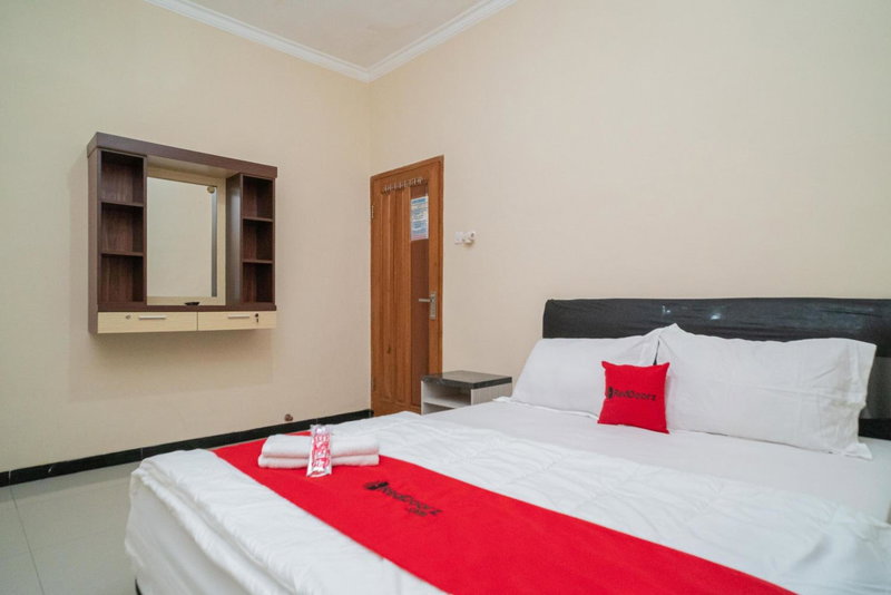 RedDoorz At Villa Akbar 3, Batu, Indonesia