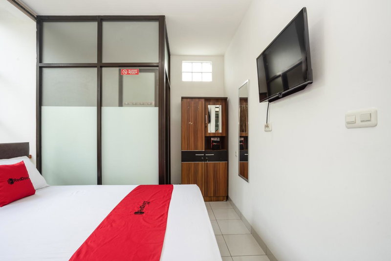 RedDoorz near Eka Hospital BSD City, Tangerang, Indonesia