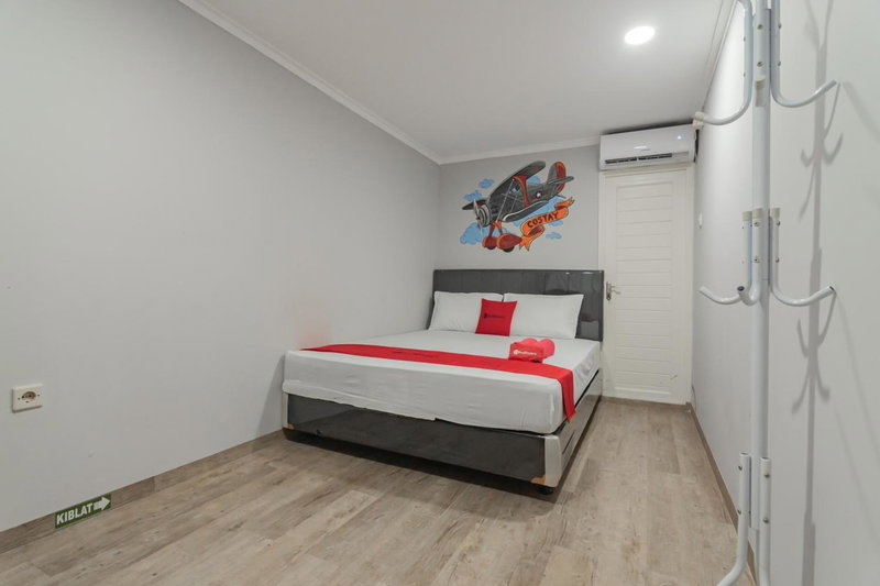 RedDoorz Plus near Lembang Park & Zoo, Bandung, Indonesia
