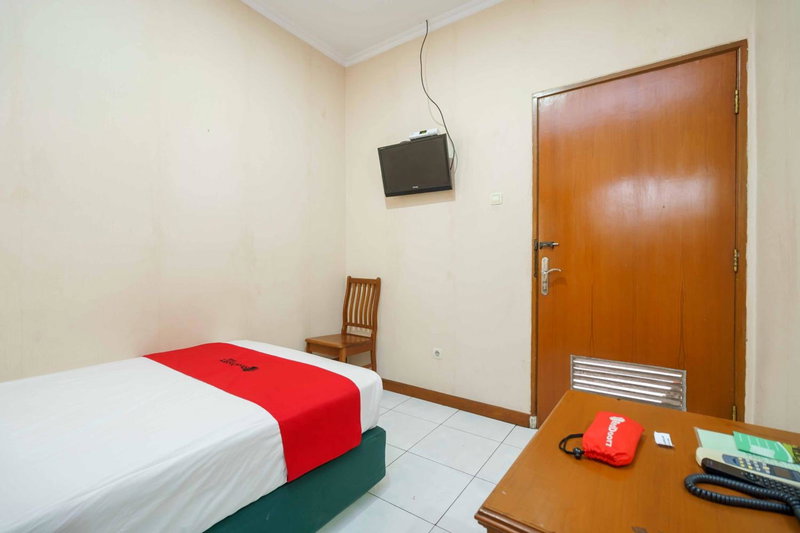 RedDoorz Plus near Kemang Raya, Jakarta, Indonesia