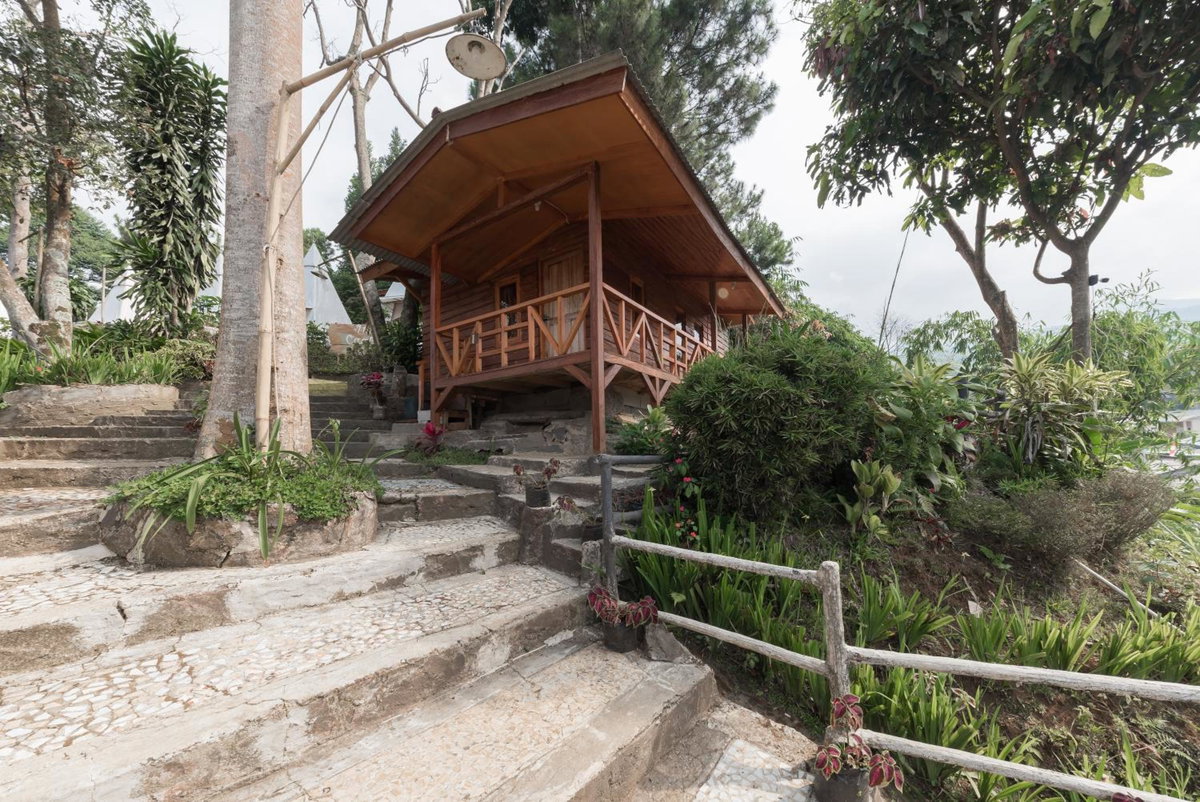 Urbanview Hotel D'Pineapple Villa Ciater by RedDoorz, Indonesia