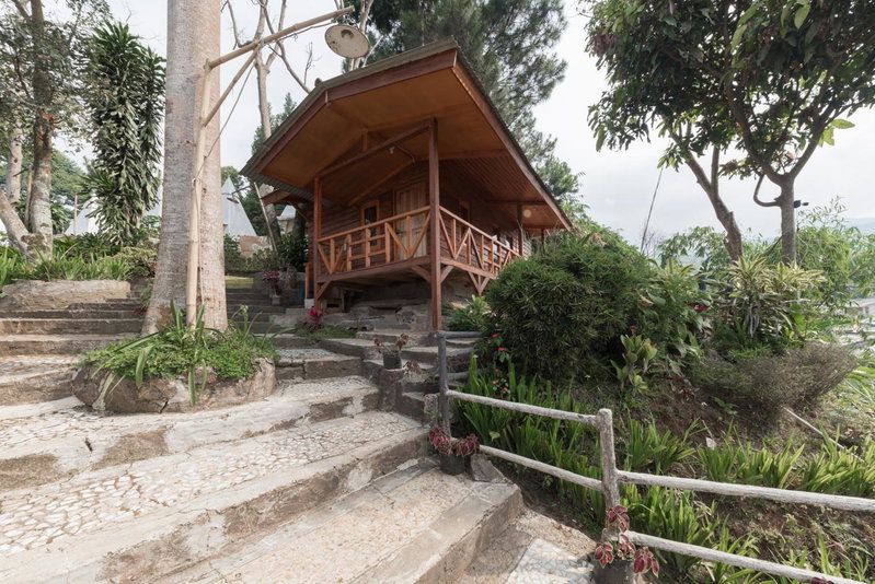 Urbanview Hotel D'Pineapple Villa Ciater by RedDoorz, Subang, Indonesia