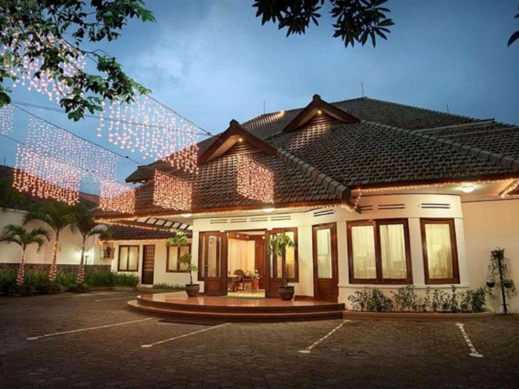 Paniisan Hotel, Indonesia