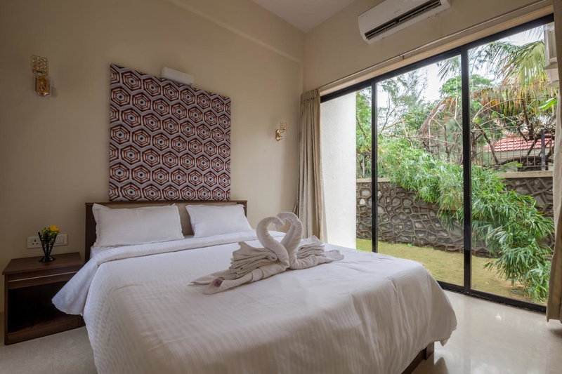 StayVista's Greenwoods Villa 10 - City-Center Villa with Private Pool, Terrace, Lift & Carrom Board, Lonavala, India