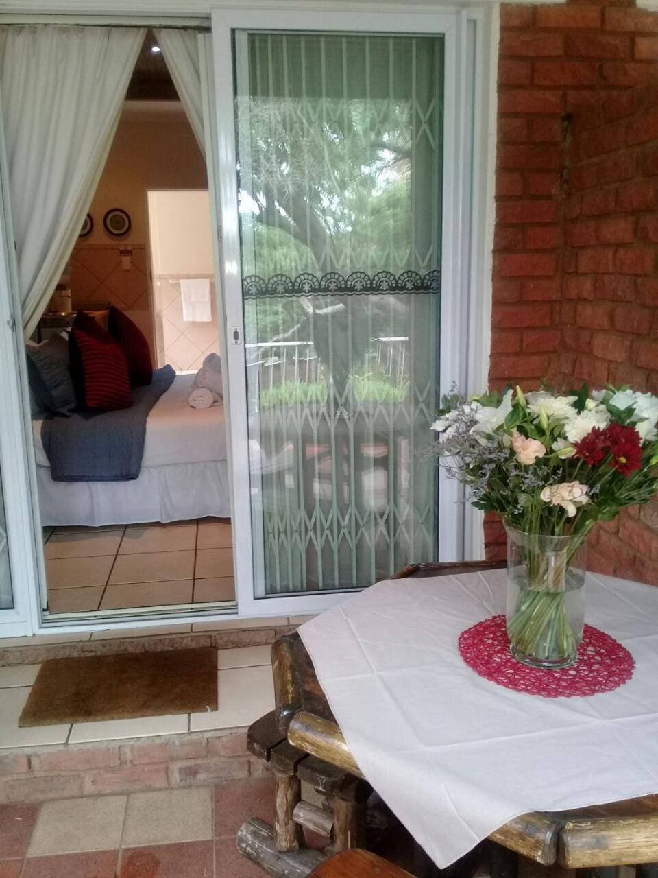 Hotel · Shalamanzi Lodge, Hartbeespoort