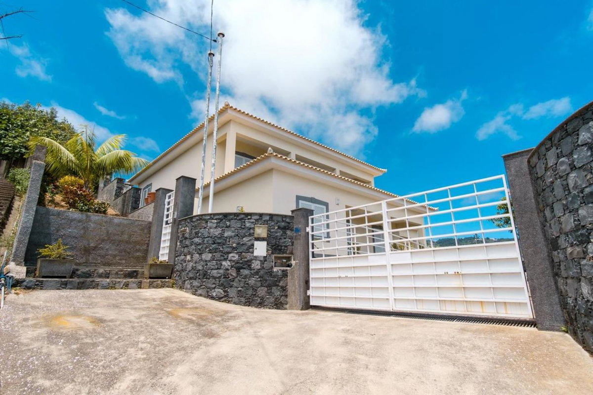 GuestReady - Spacious stay with sea views, Portugal