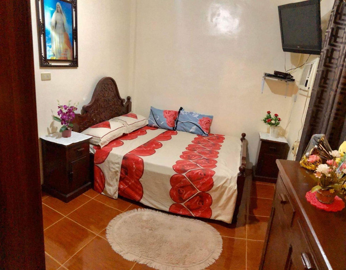 15pax-2 minutes to Vigan-RoseandFer Transient-2 Bedroom House, Philippines