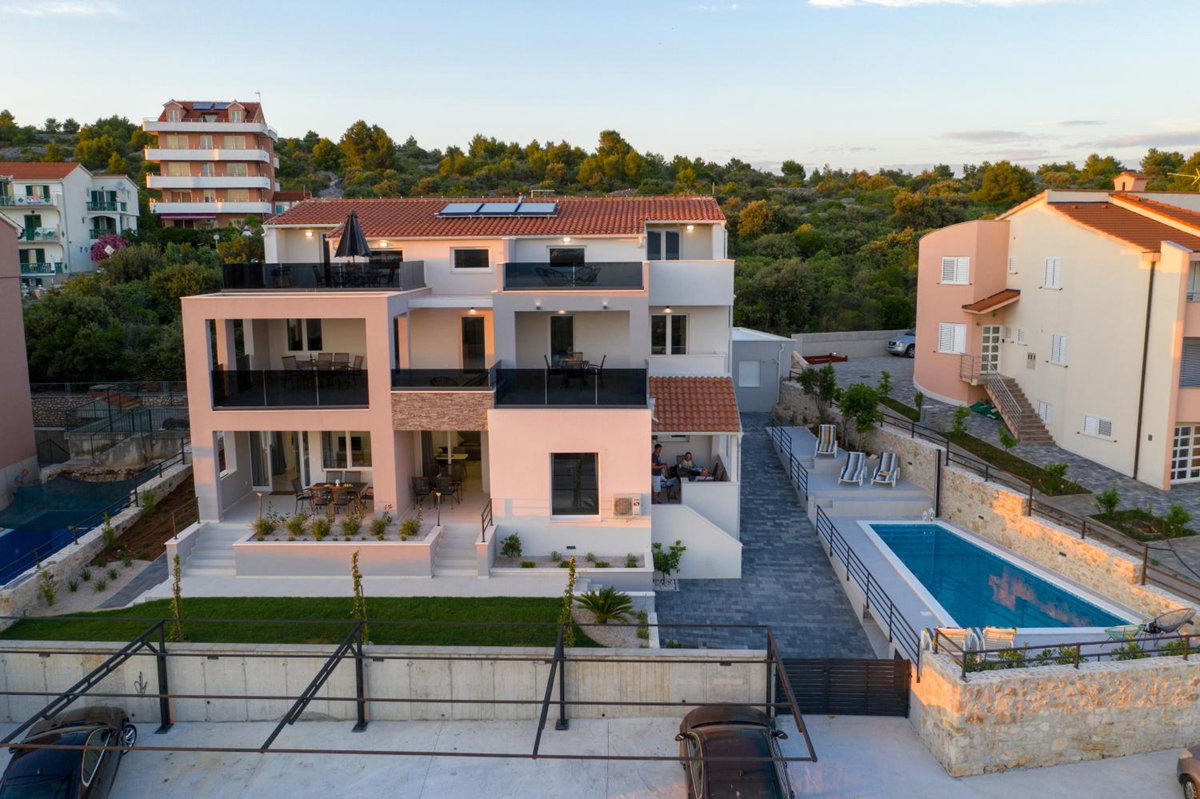 Villa Croatica II, Croatia