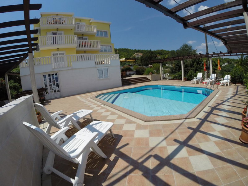 Apartments Romana, Slatine, Croatia
