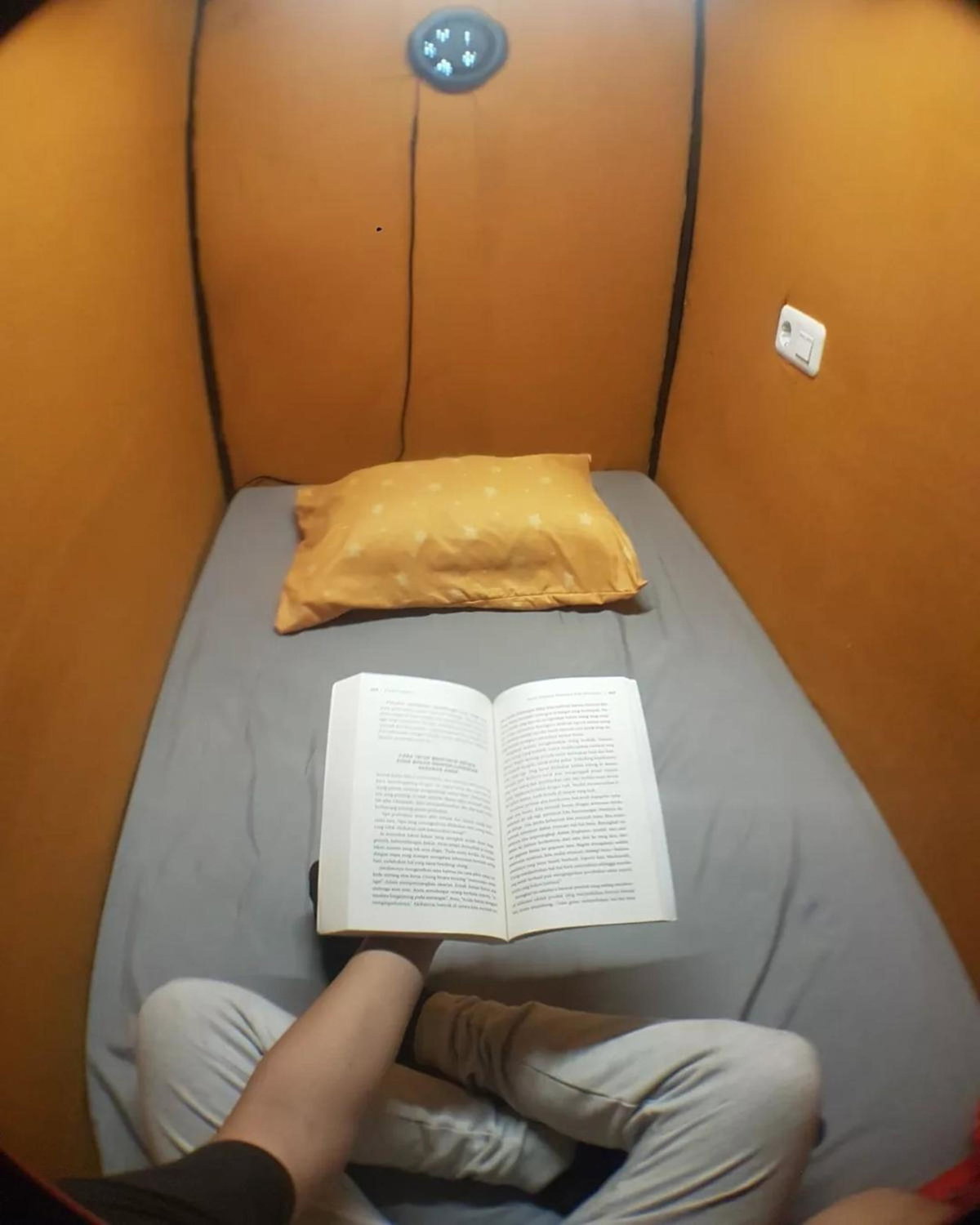 Hotel · Rubikz Hostel & Cafe, Surabaya