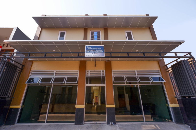 Shabrina Homestay Syariah Terminal Tirtonadi Solo RedPartner, Solo, Indonesia