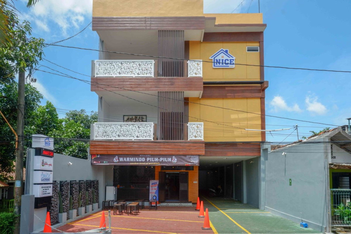 RedDoorz Plus near Patung Kuda Undip, Indonesia