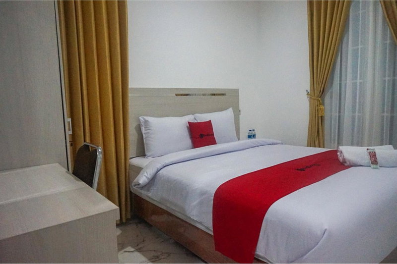 RedDoorz near Araya Family Club House, Malang, Indonesia