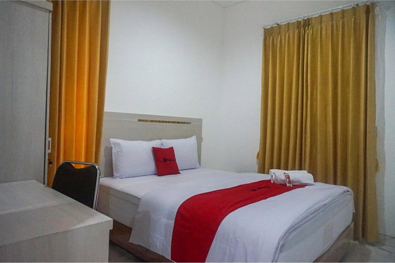 RedDoorz near Araya Family Club House, Malang, Indonesia