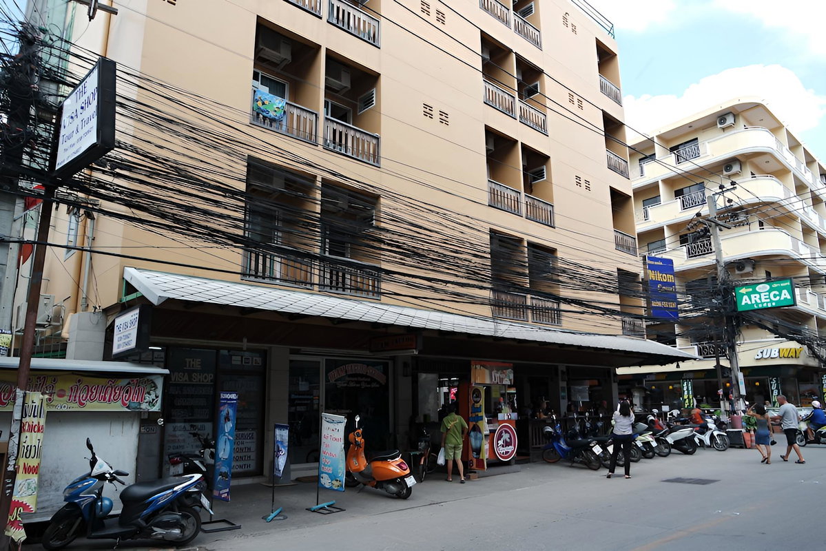 Hotel · Nikom Court, Bataypora