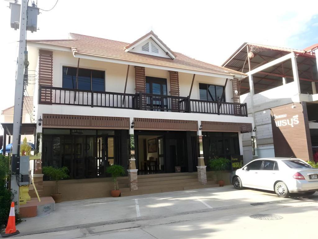 Ponburi Hotel, Thailand