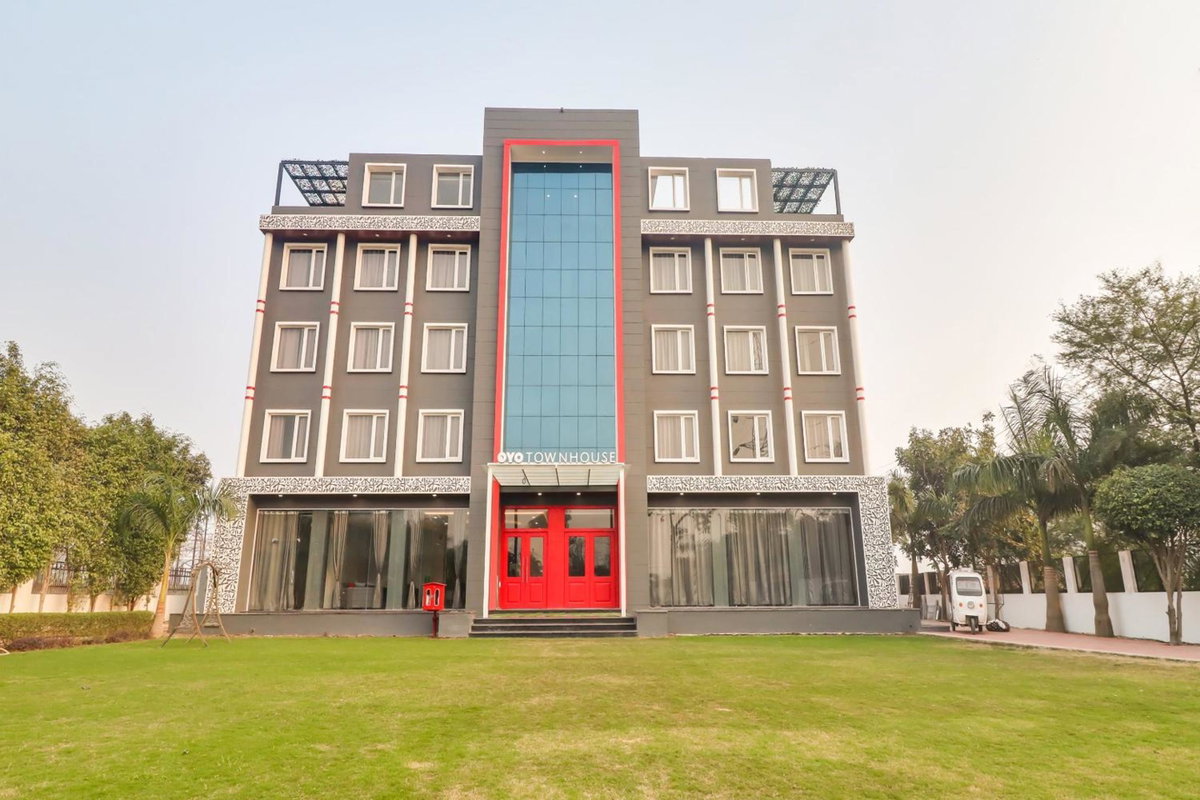 Super Townhouse Jashn, India
