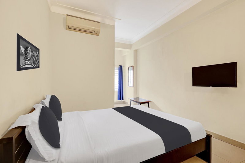 Super OYO Collection O jagadamba Junction near Beach Road, Visakhapatnam, India