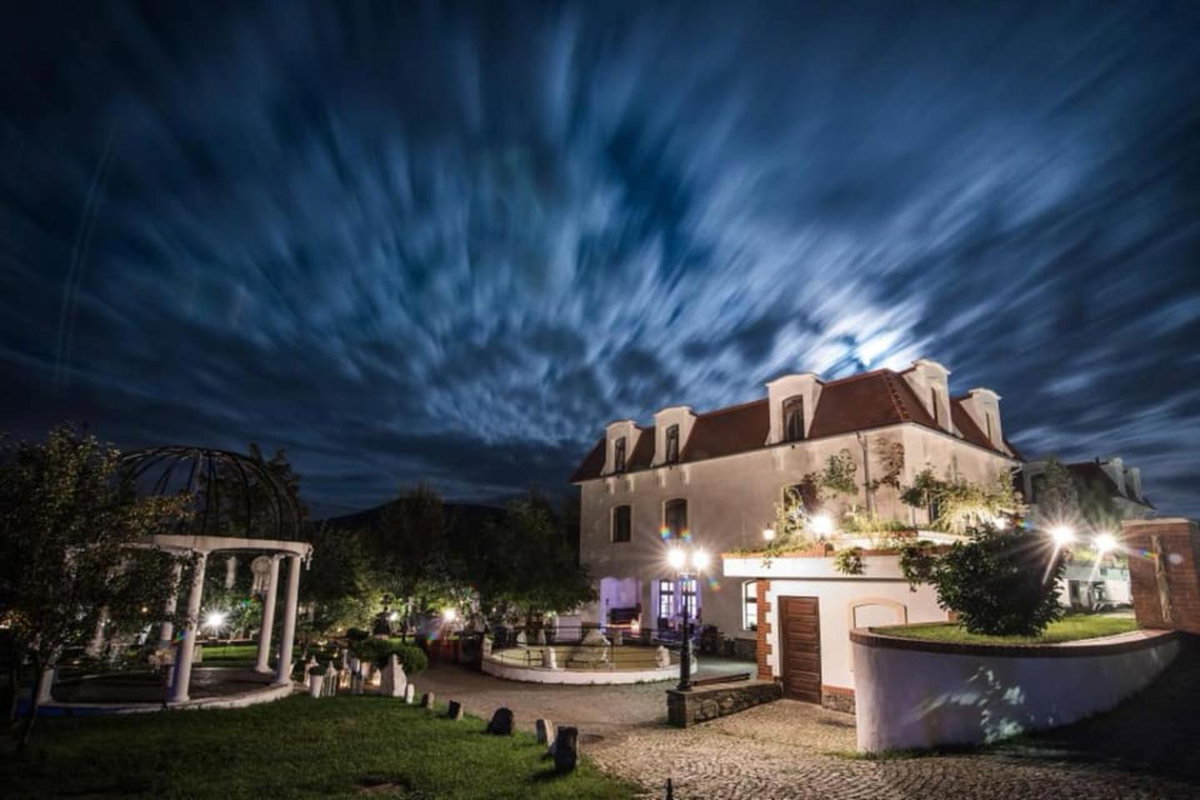 Dworek Galosa, Poland