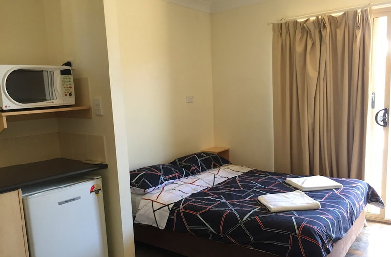 Inland Oasis Motel, Soldiers Hill, Australia