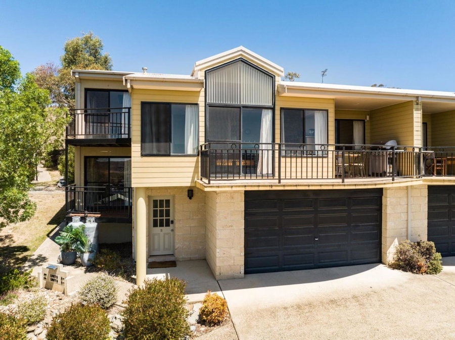 Dromaius 5 - 3BR Townhouse l Lake Views l Spa Bath l WiFi l BBQ, Jindabyne, Australia