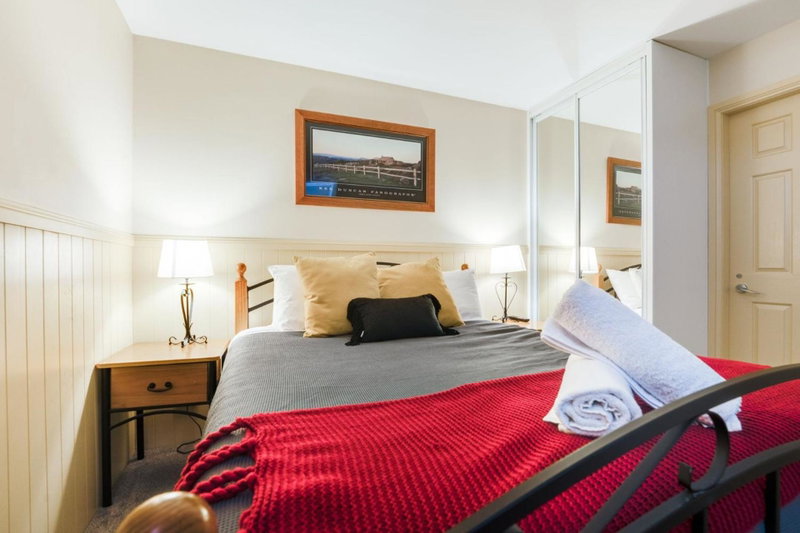 Dromaius 5 - 3BR Townhouse l Lake Views l Spa Bath l WiFi l BBQ, Jindabyne, Australia