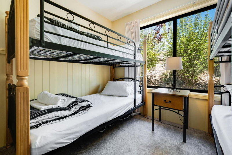 Dromaius 5 - 3BR Townhouse l Lake Views l Spa Bath l WiFi l BBQ, Jindabyne, Australia