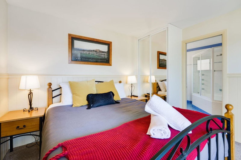 Dromaius 5 - 3BR Townhouse l Lake Views l Spa Bath l WiFi l BBQ, Jindabyne, Australia
