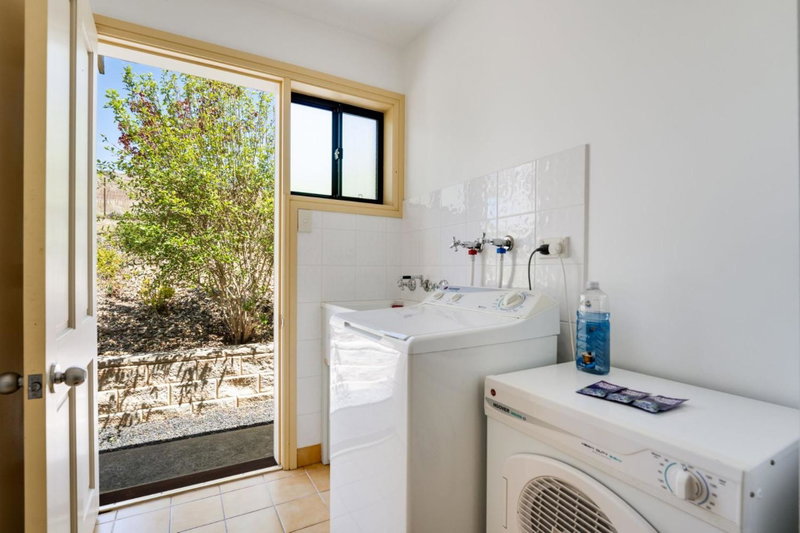 Dromaius 5 - 3BR Townhouse l Lake Views l Spa Bath l WiFi l BBQ, Jindabyne, Australia