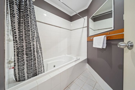 Acacia 2 - Modern 3BR Townhouse l Bath l WiFi l BBQ l Foxtel, Jindabyne, Australia