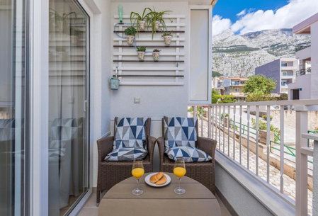 Chic apartment Zoja near beach with free parking, Makarska, Croatia