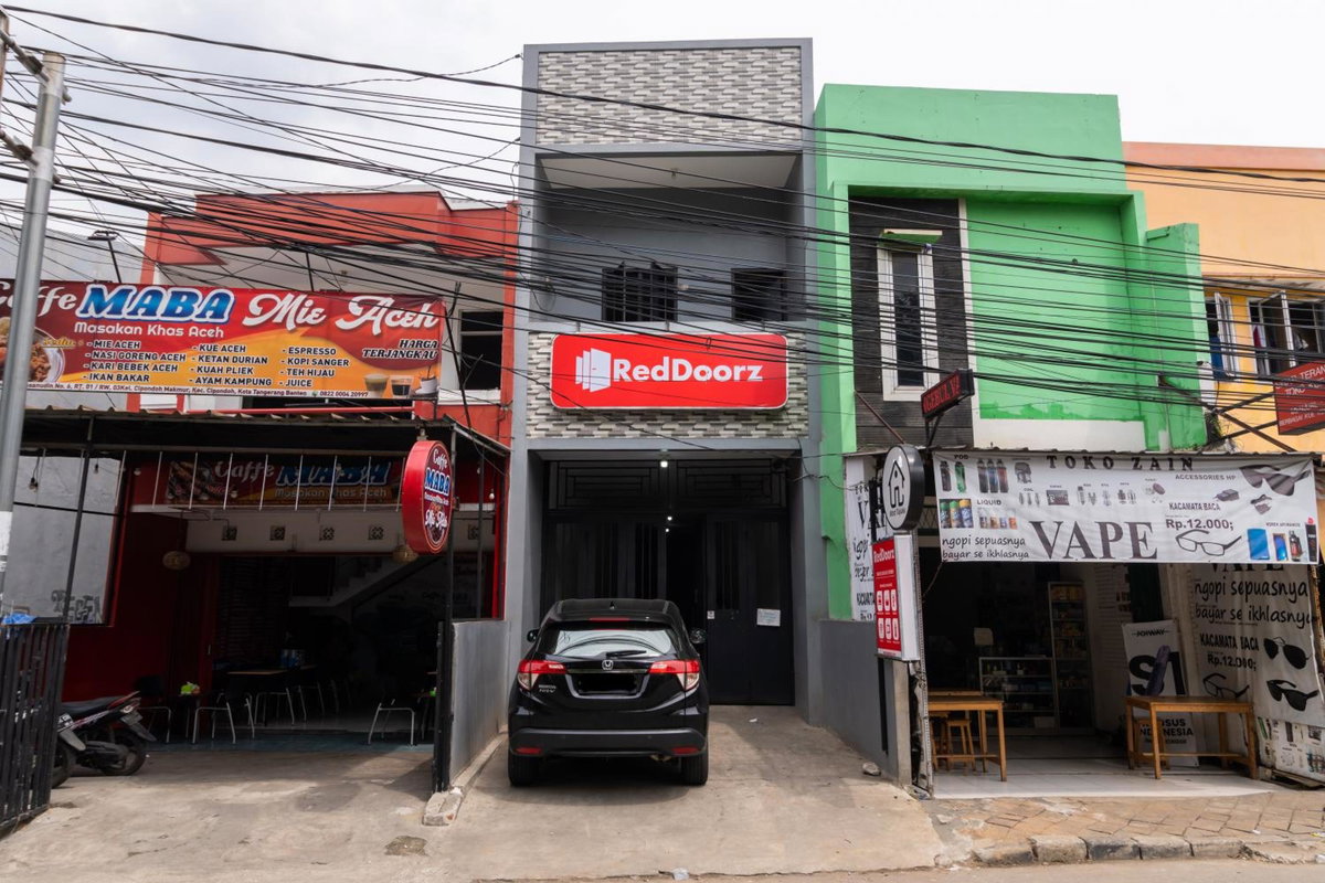 Hotel · RedDoorz near RS Sari Asih Cipondoh, Tangerang