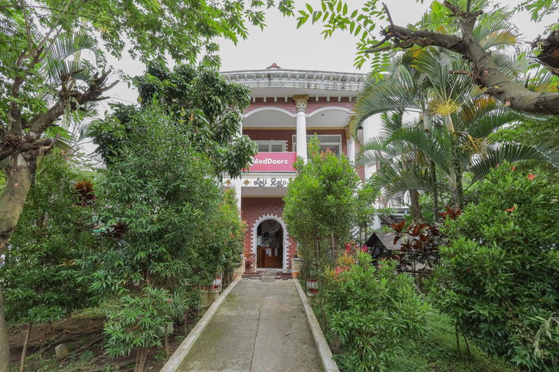 RedDoorz at Villa Puncak Tidar, Malang, Indonesia