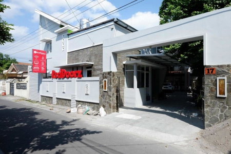 RedDoorz near Solo Square 3, Bonorejo, Indonesia